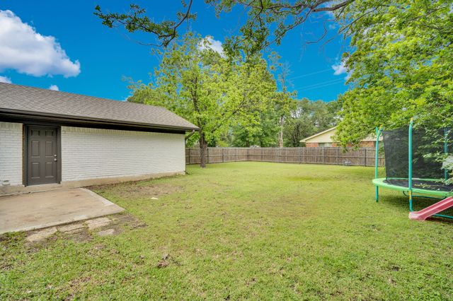 1104 Williamsburg Drive, Ennis, TX 75119