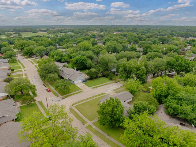 1104 Williamsburg Drive, Ennis, TX 75119