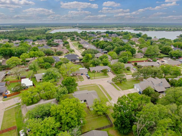 1104 Williamsburg Drive, Ennis, TX 75119