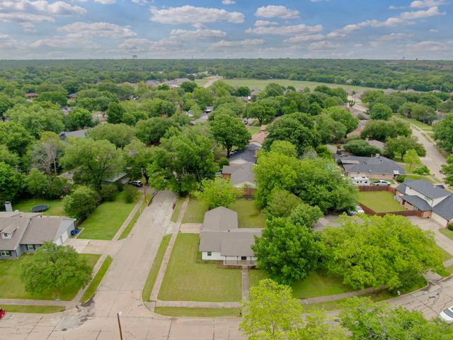 1104 Williamsburg Drive, Ennis, TX 75119
