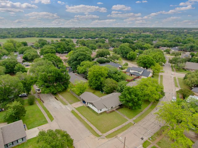 1104 Williamsburg Drive, Ennis, TX 75119