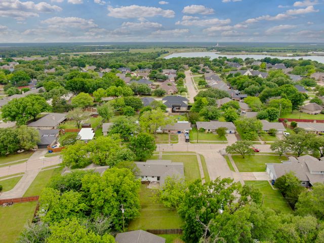 1104 Williamsburg Drive, Ennis, TX 75119