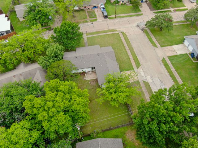1104 Williamsburg Drive, Ennis, TX 75119