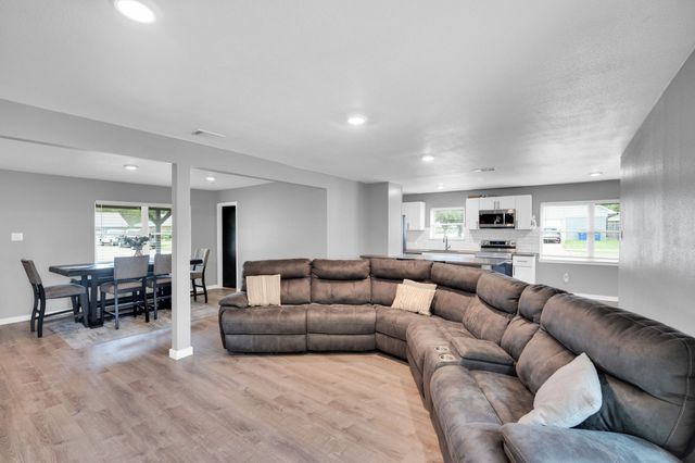 1104 Williamsburg Drive, Ennis, TX 75119