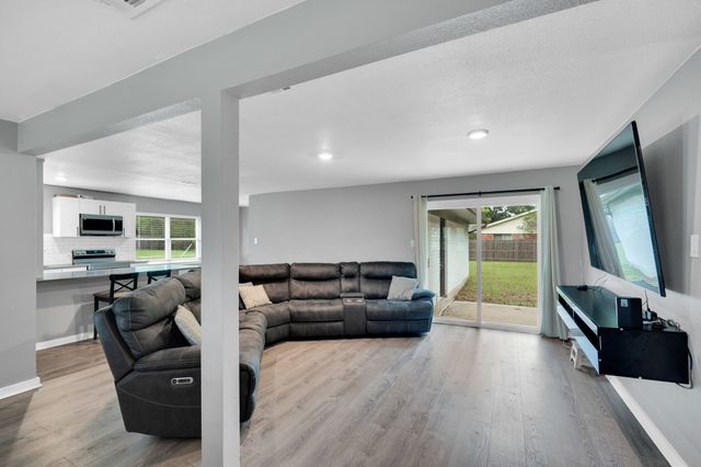 1104 Williamsburg Drive, Ennis, TX 75119