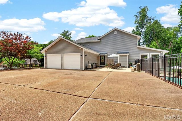 16 Ginger Creek Drive, Glen Carbon, IL 62034