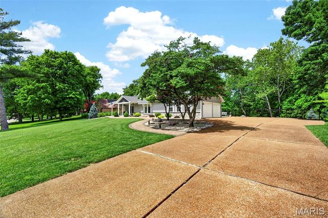 16 Ginger Creek Drive, Glen Carbon, IL 62034