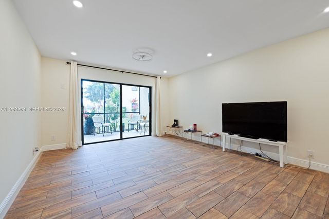 200 Gate Rd 102, Hollywood, FL 33024