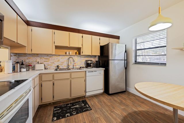 200 Gate Rd 102, Hollywood, FL 33024