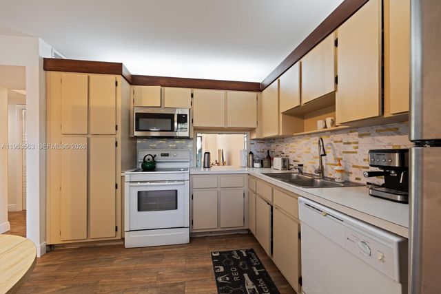 200 Gate Rd 102, Hollywood, FL 33024