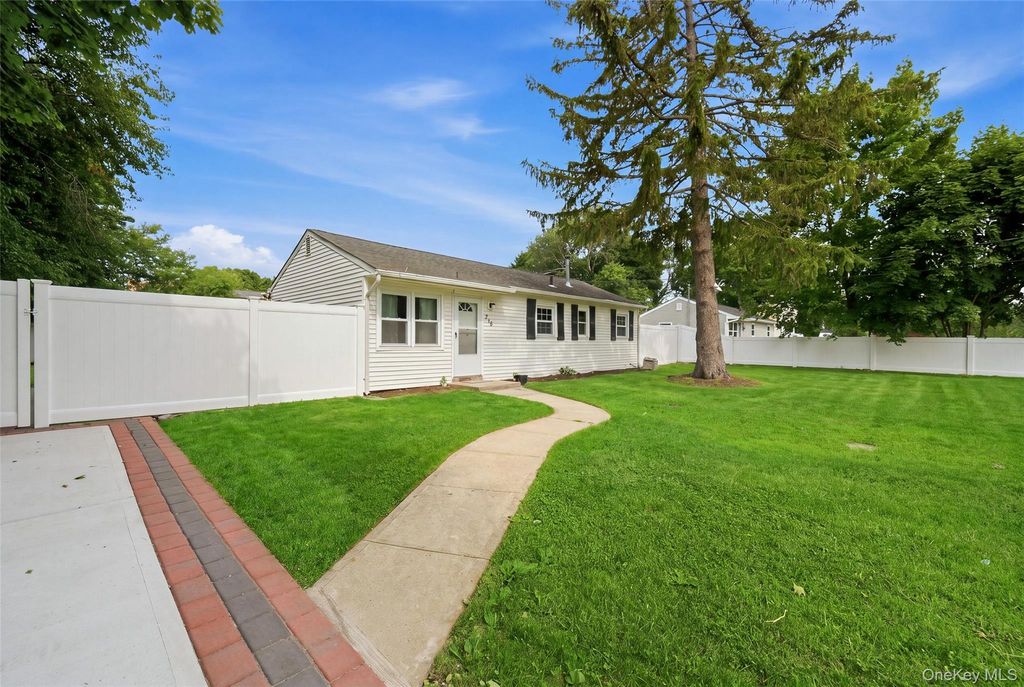 710 Bourdois Avenue, Bellport, NY 11713