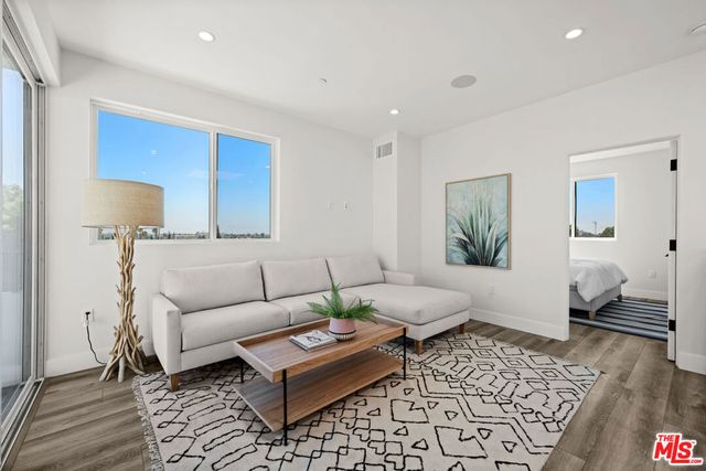 1959 2 Preuss Road, Los Angeles, CA 90034