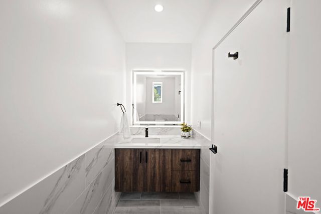 1959 2 Preuss Road, Los Angeles, CA 90034