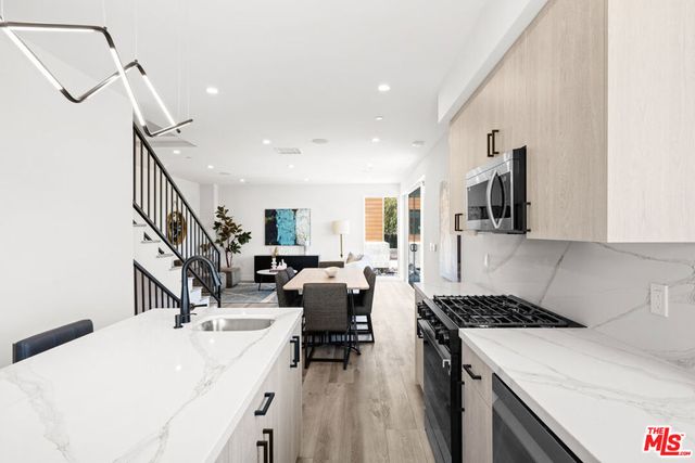 1959 2 Preuss Road, Los Angeles, CA 90034