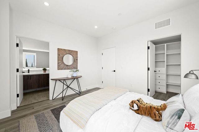 1959 2 Preuss Road, Los Angeles, CA 90034