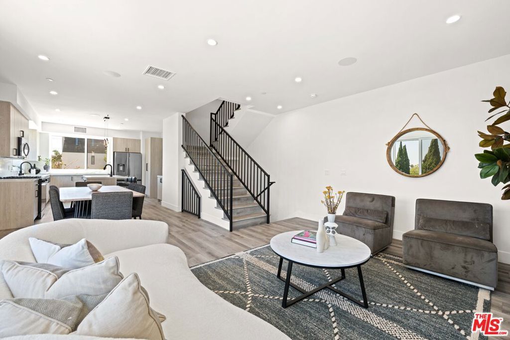 1959 2 Preuss Road, Los Angeles, CA 90034