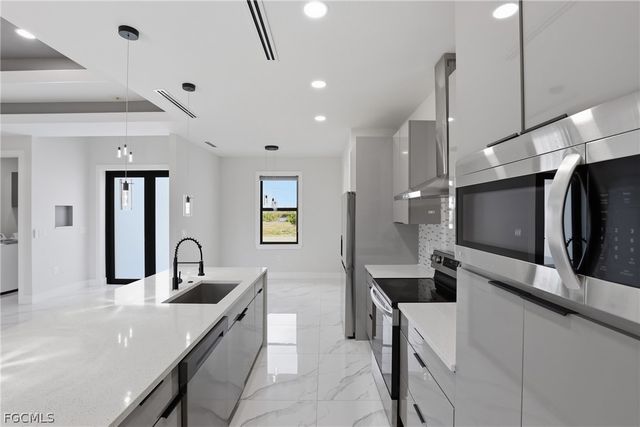 1108 NE 19th TER, Cape Coral, FL 33909