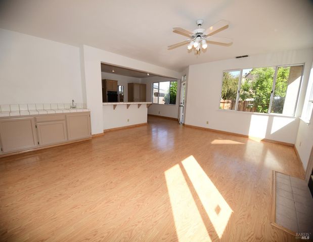 305 Mayfield Cir, Suisun City, CA 94585