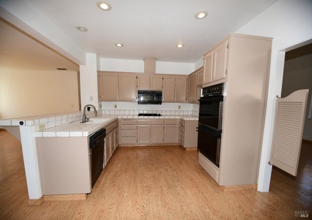 305 Mayfield Cir, Suisun City, CA 94585