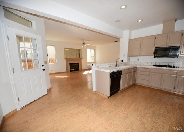 305 Mayfield Cir, Suisun City, CA 94585