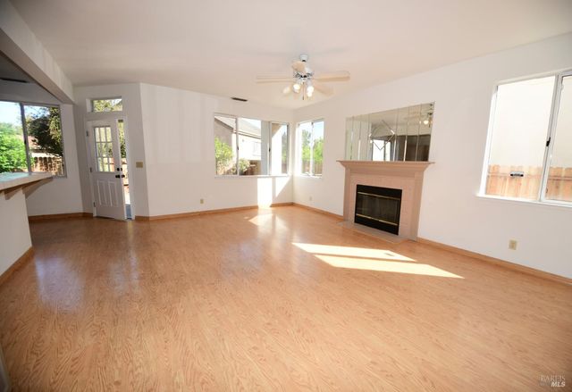 305 Mayfield Cir, Suisun City, CA 94585
