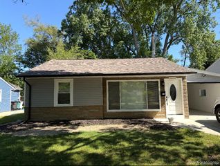 10100 W 9 Mile Street, Oak Park, MI 48237