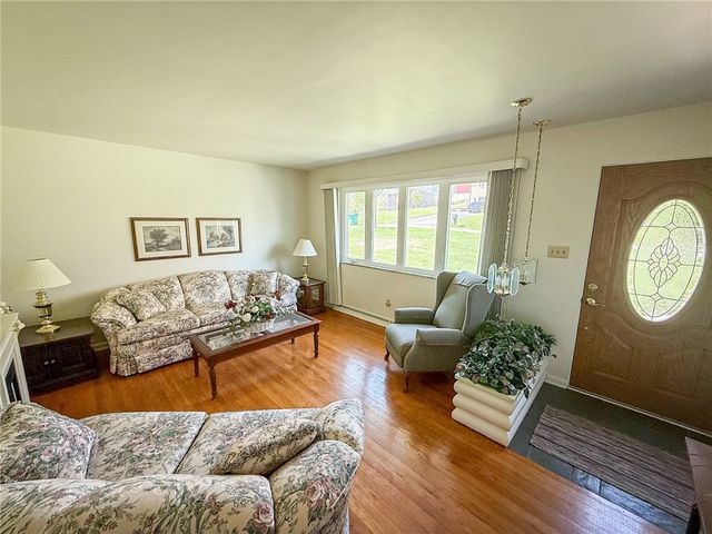 135 Mar Vel Dr, Center Twp, PA 16001