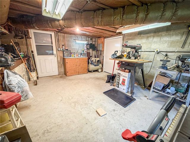 135 Mar Vel Dr, Center Twp, PA 16001