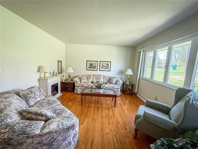135 Mar Vel Dr, Center Twp, PA 16001