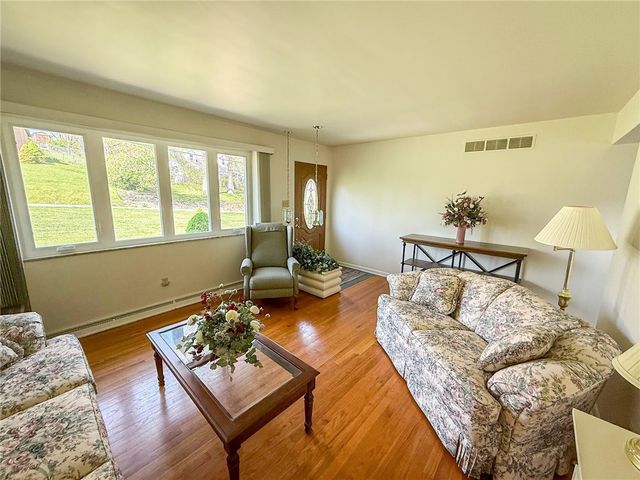 135 Mar Vel Dr, Center Twp, PA 16001