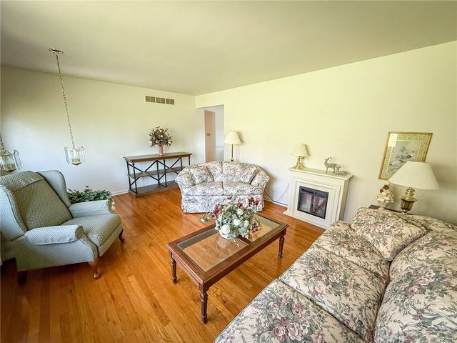135 Mar Vel Dr, Center Twp, PA 16001