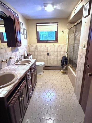 214 Sawdy Dr, Westport, MA 02790