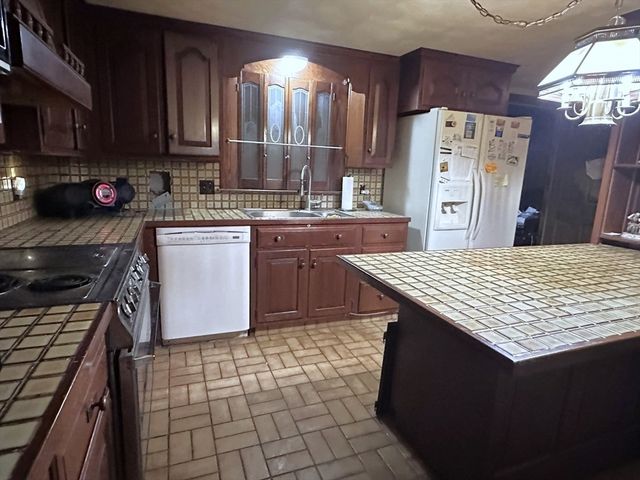 214 Sawdy Dr, Westport, MA 02790