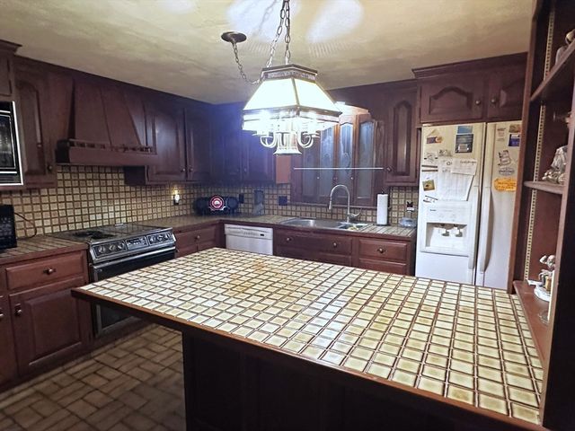 214 Sawdy Dr, Westport, MA 02790