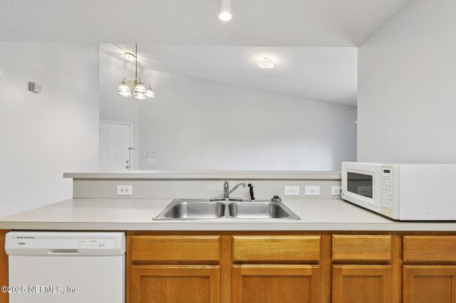 6070 MAGGIES Circle, 113, Jacksonville, FL 32244