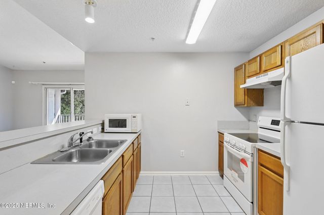6070 MAGGIES Circle, 113, Jacksonville, FL 32244