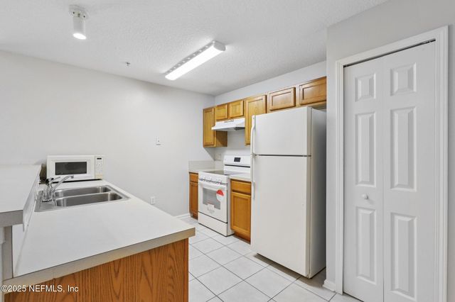 6070 MAGGIES Circle, 113, Jacksonville, FL 32244