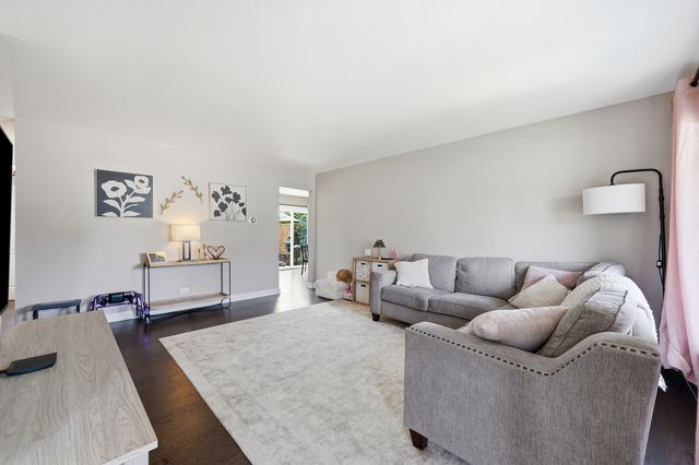 683 Sandy Lane, Des Plaines, IL 60016