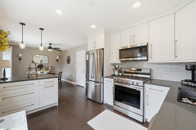 683 Sandy Lane, Des Plaines, IL 60016
