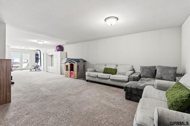8911 S 167th Street, Omaha, NE 68136