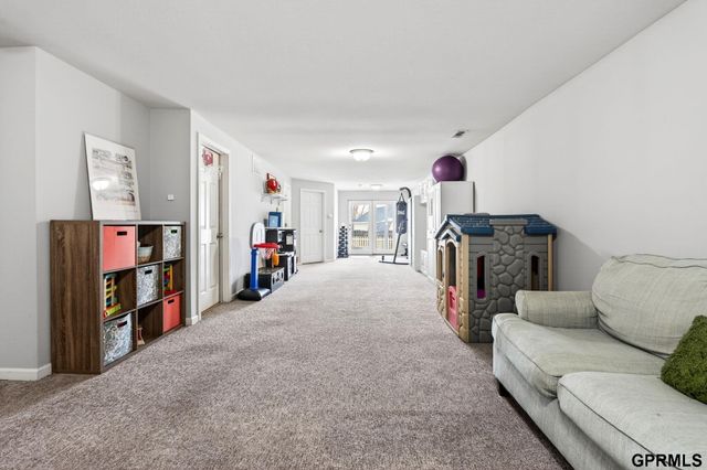 8911 S 167th Street, Omaha, NE 68136