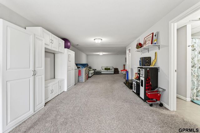 8911 S 167th Street, Omaha, NE 68136