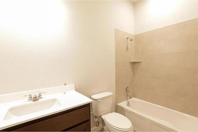 135 Horseshoe CV, Kyle, TX 78640