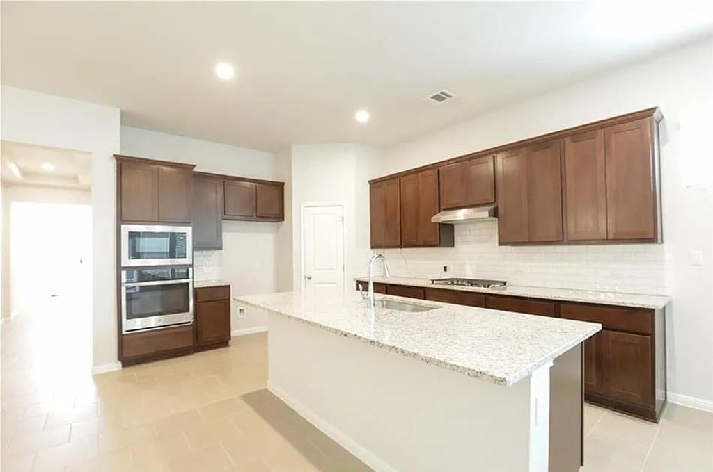 135 Horseshoe CV, Kyle, TX 78640