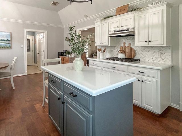 51 Orchid Court, Lake Jackson, TX 77566