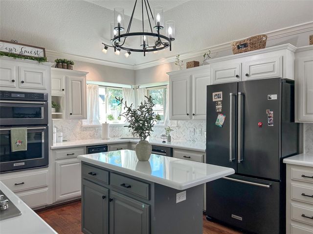 51 Orchid Court, Lake Jackson, TX 77566