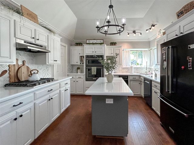 51 Orchid Court, Lake Jackson, TX 77566