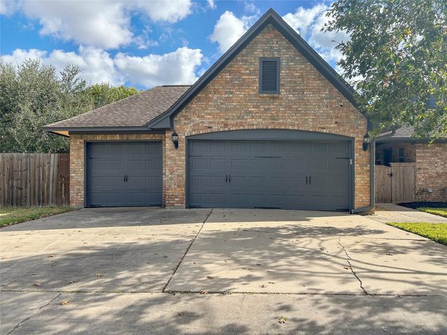 51 Orchid Court, Lake Jackson, TX 77566
