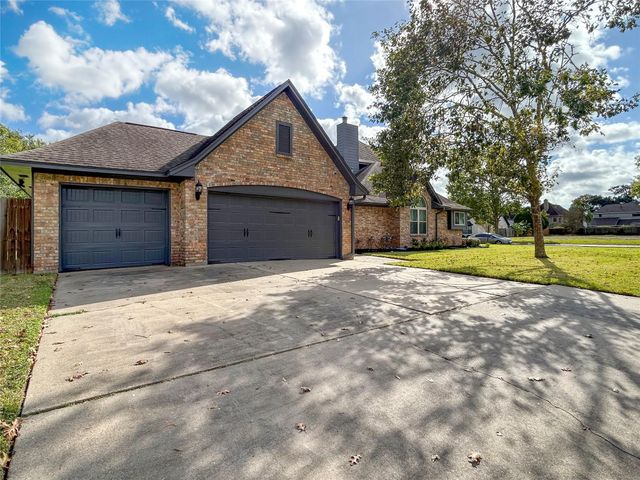 51 Orchid Court, Lake Jackson, TX 77566