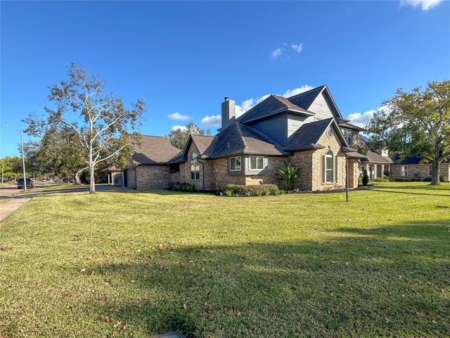 51 Orchid Court, Lake Jackson, TX 77566